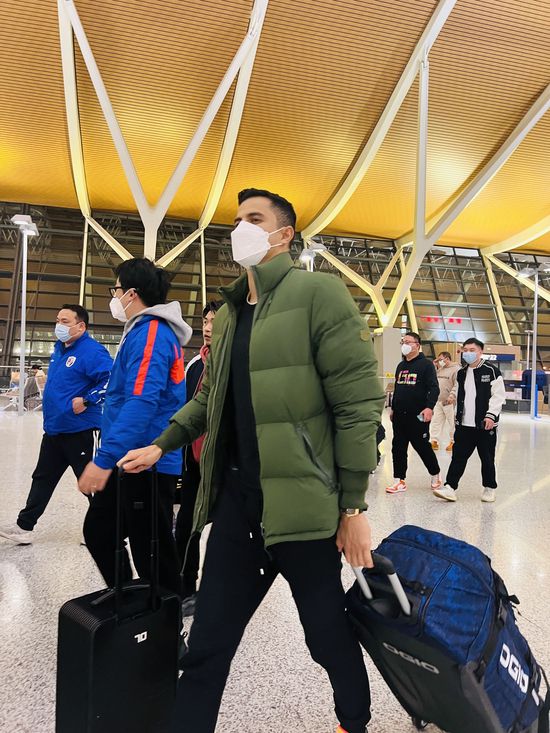 叶辰拿起手机，找到李晓芬的微信，便给她发了一个语音聊天。